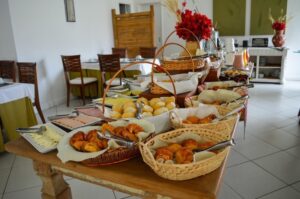 pousada-bucaneiro-buzios-desayuno